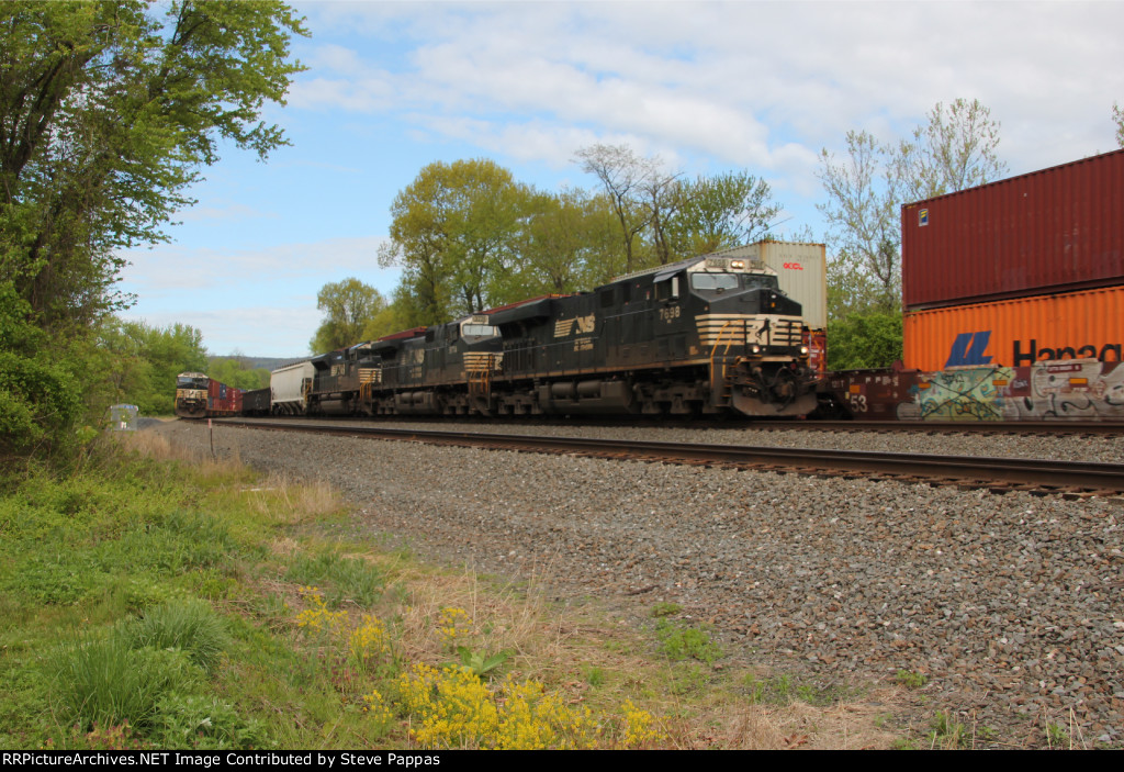 NS 7698 takes train 10K East while NS 7555 holds on the siding